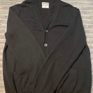 Men’s button down sweater with bilateral pockets near bottom